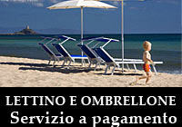 spiaggia con lettino e ombrellone a pagamento